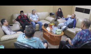 *Caption: Dewan Perwakilan Rakyat Daerah (DPRD) Kutai Kartanegara (Kukar) didampingi Dinas Sosial Kukar menyambangi kantor DPRD Kutai Timur (Kutim) di Sangatta Utara. Ada sejumlah hal yang dibahas dalam pertemuan ini, termasuk cara mengentaskan kemiskinan ekstreme di daerah. (ist)