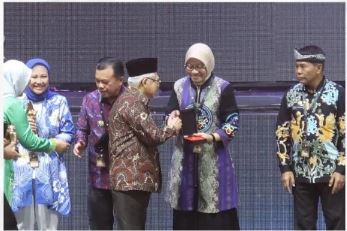 Sekdaprov Kaltim Terima Naker Award 2023 Sebagai Pembina Produktivitas