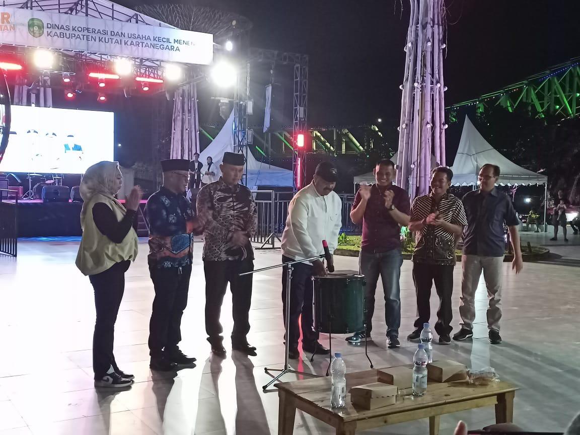 MERIAH. Beginilah suasana saat Bupati Kukar Edi Darmansyah (Tengah), Saat membuka kegiatan Gebyar UMKM Idaman sekaligus penyerahkanan banyuan terhadap UMKM.