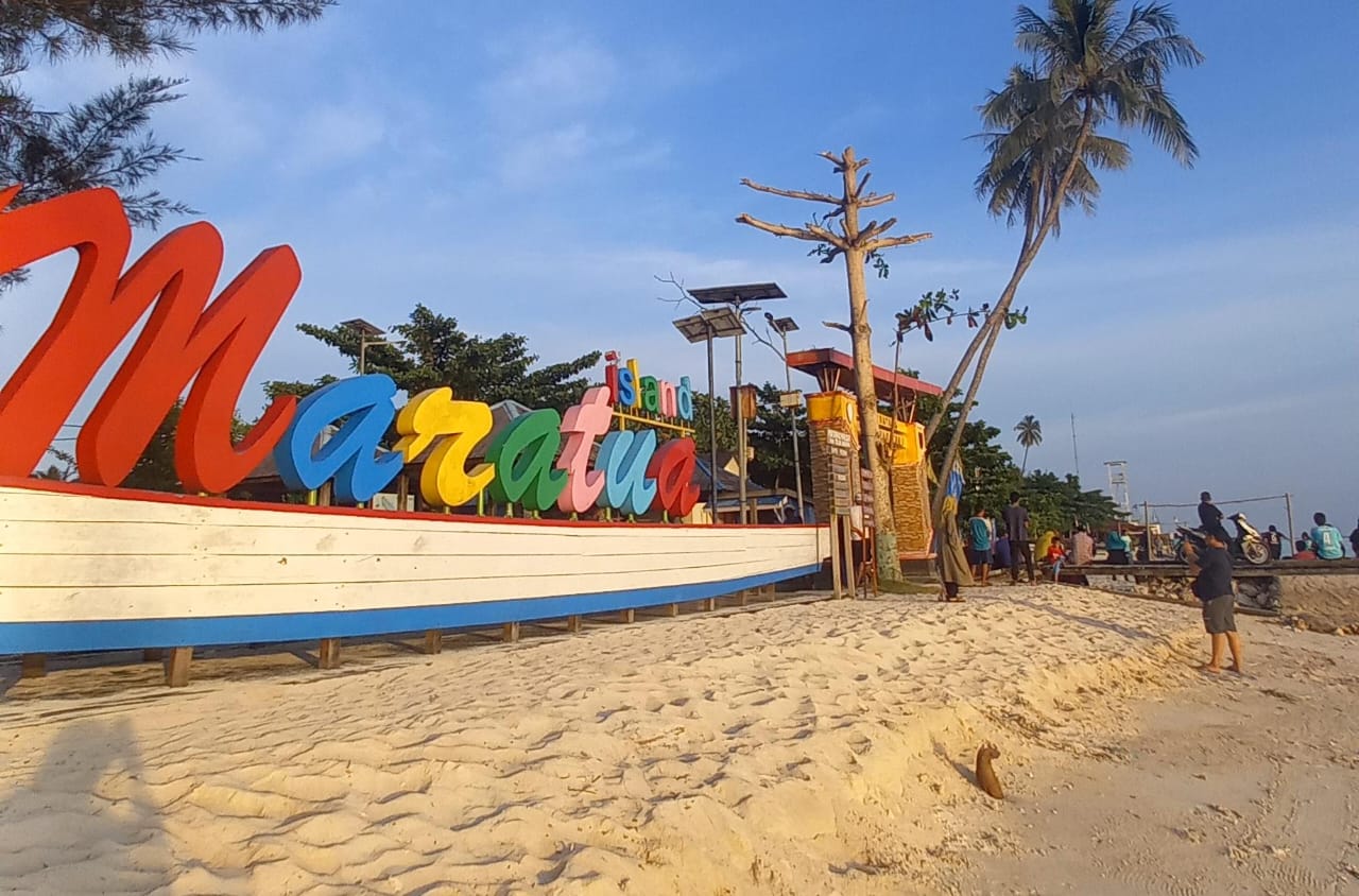 Pantai di dekat dermaga umum Kampung Teluk Harapan