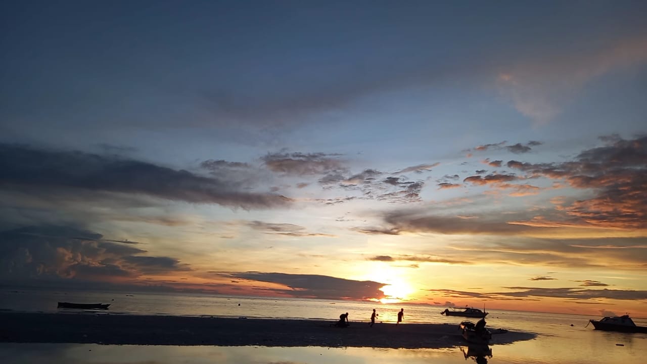 Senja di Pulau Maratua (Noffi)