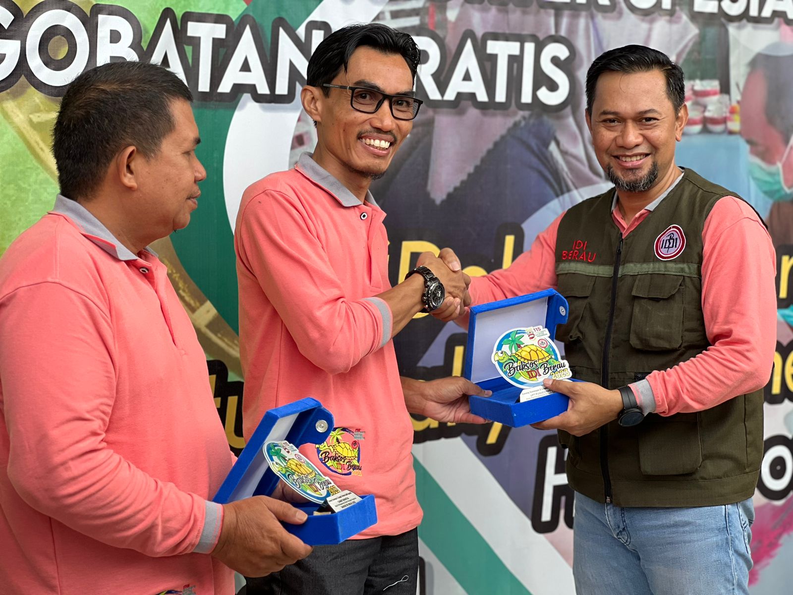 Suriansyah (tengah) dalam sebuah event di Pulau Maratua. (Dokumen Suriansyah)
