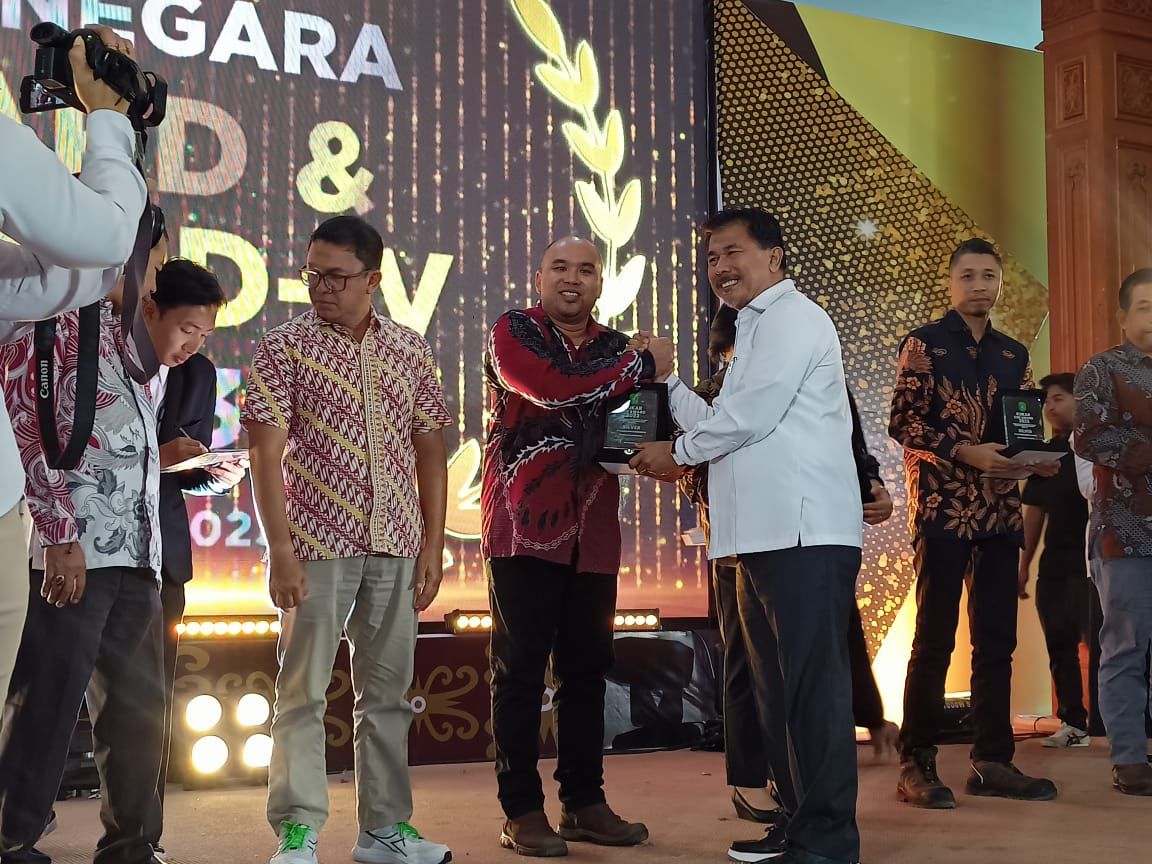 FOTO : Sekda Kukar Sunggono (Kanan), Saat memberikan salah satu piagam penghargaan kepada pesrta CSR Award IV Tahun 2023. (Media Etam)