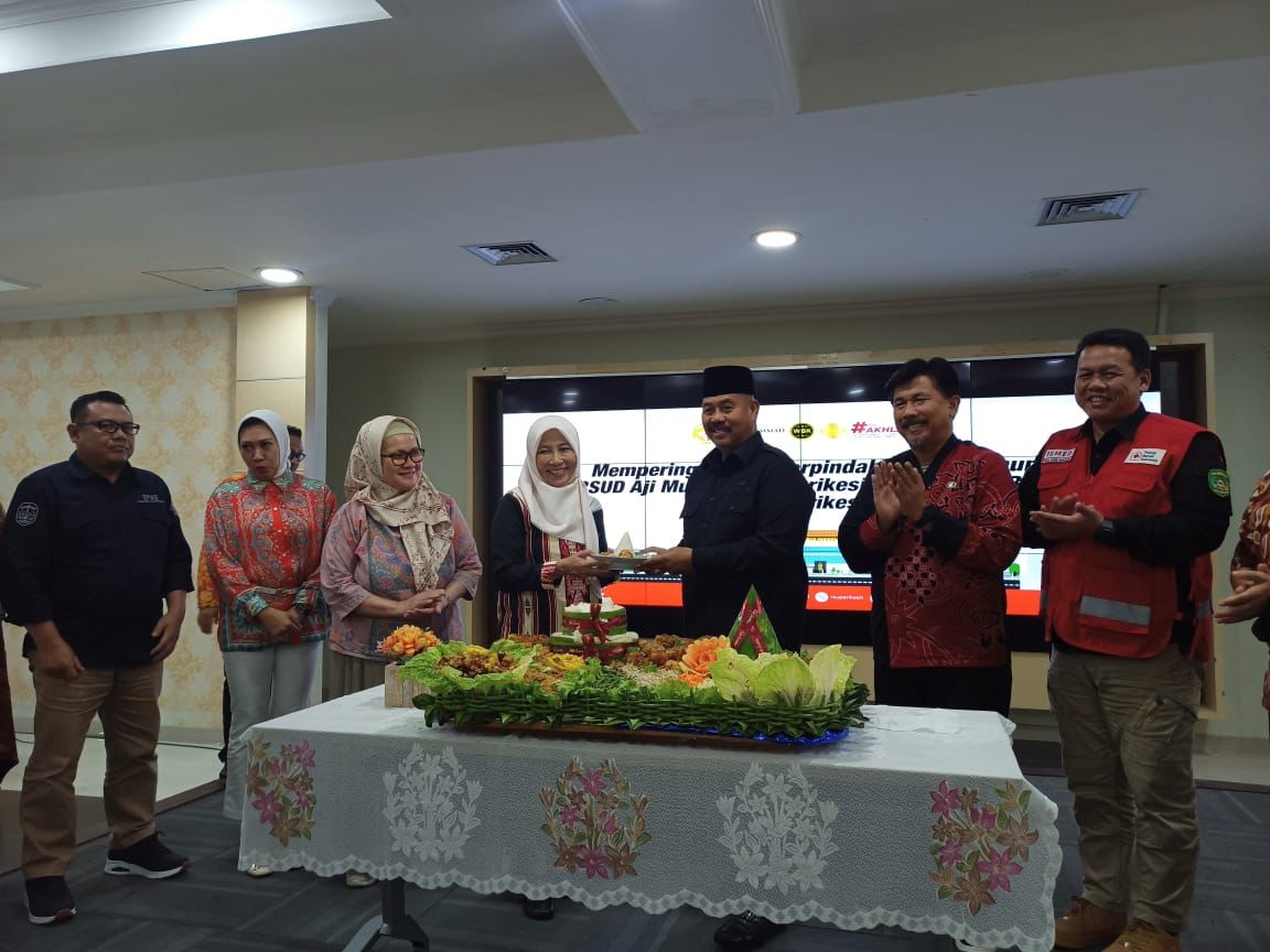 FOTO. Suasana photong tumpeng sebagai penanda launching empat aplikasi di bidang Kesehatan yang baru. (Media Etam)