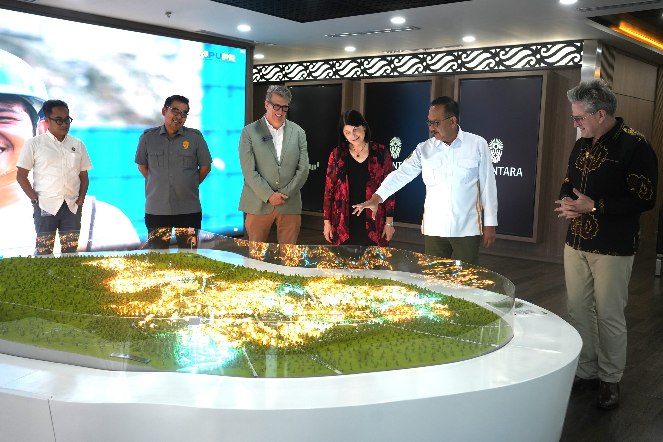 Kepala BO IKN dengan Perwakilan dari NIU (sumber: Humas Badan Otorita IKN)