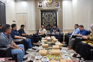 Pertemuan Rusm,madi dengan pemangku kepentingan penyaluran beras CPP (sumber: Diskominfo Samarinda)