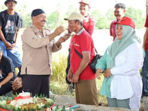 Bupati Edi Damansyah saat menyuapkan tumpeng ke Ketua Kelompok Tani (dok: Istimewa)