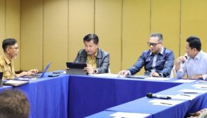 Sekda Sunggono (Jaket Kulit) saat rapat dengan Badan Otorita IKN. (Dok: Istimewa)