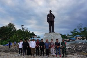 Wabup Rendi Solihin beserta jajaran berfoto di depan pembangunan tugu proklamator sangasanga (dok: Istimewa)