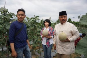 Edi Damansyah (kanan) menunjukkan hasil panen petani milenial di Kukar (dok: Istimewa)