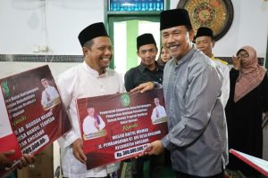 Sekda Sunggono saat memberikan bantuan ke pengelola masjid. (dok: istimewa)