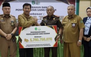 Penyerahan simbolis uang hasil pengungkapan kasus korupsi, yang dikembalikan ke kas daerah. (Dok. Istimewa)