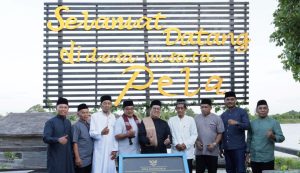 Wabup Rendi dan rombongan berfoto di spot swafoto di Desa Pela (dok: Istimewa)