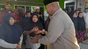 bupati menyapa warga di Sungai Merdeka (Dok: Istimewa)