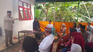 Bupati Edi Damansyah saat memaparkan pentingnya posyandu di hadapann warga. (Dok: istimewa)