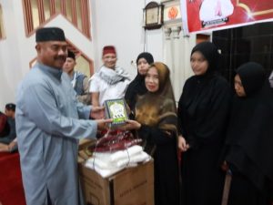 Bupati saat berbagi dengan warga (Dok: istimewa)