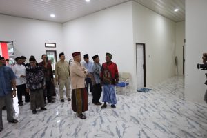 Bupati edi saat meninjau kantor baru Desa Bukit Raya (dok: Istimewa)