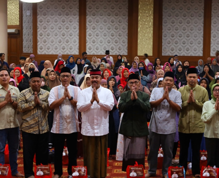 Bupati Edi dengan para petugas kebersihan (Dok: Istimewa)