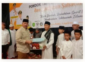Bupati Edi memberikan bantuan untuk pondok tahfidz quran (Dok; Istimewa)