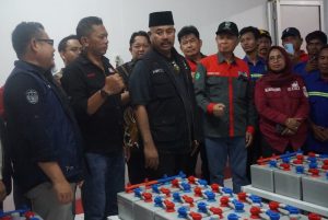 Bupati edi damansyah saat mengecek batrai PLTS beberapa waktu lalu (dok: Istimewa)