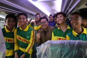 Wabup Rendi saat berfoto dengan para pelajar saat membagikan bus ke kecamatan (Dok: Istimewa)