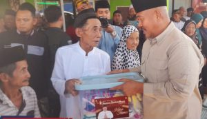 Bupati Edi saat memberikan bantuan bagi lansia (Dok: Istimewa)