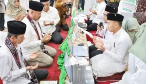 Bupati Edi Damansyah saat menyerahkan zakat (Dok: Istimewa)