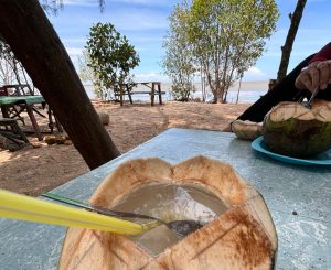 Kelapa Muda di Pantai Love, Muara Badak (Mediaetam.com)