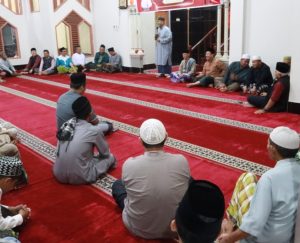 Momen sahur dan diskusi bersama Bupati Edi Damansyah dengan warga Maluhu. (Dok: Istimewa)