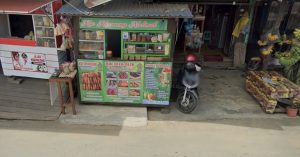 Salah satu penjaja kue keroncong di Tenggarong Seberang