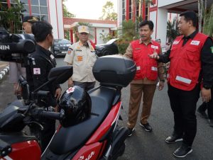 Sekda Sunggono mengecek kendaraan relawan PMI (Dok: Istimewa)