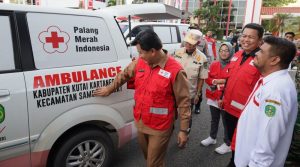Sekda saat mengecek ambulance milik PMI (Dok: Istimewa)