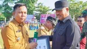 Bupati Edi Damansyah memberikan penghargaan ke desa-desa di Kukar (istimewa)
