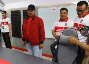 Bupati Edi (baju merah) saat mengecek game room di Stadion Aji Imbut