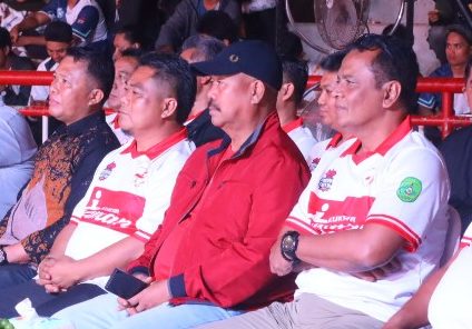 Bupati Kukar Edi Damansyah (topi hitam) dalam turnamen e sport di Kukar.