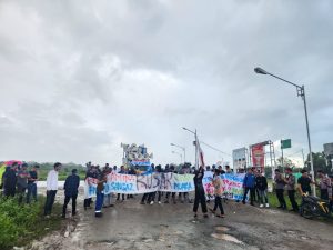 Aksi menuntut perbaikan jalan di Muara Badak (dok: KNPI Muara Badak)