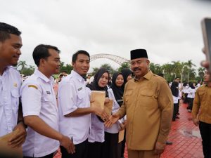 TANGGUNG JAWAB BARU: Bupati Kukar Edi Damansyah (kanan) bersalaman dengan Pegawai Pemerintah dengan Perjanjian Kerja (P3K) usai pengambilan sumpah janji di halaman Kantor Bupati Kukar, Tenggarong, Senin (9/9/2024).