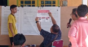 ILUSTRASI- Petugas Kelompok Penyelenggara Pemungutan Suara (KPPS) pada penyelenggaraan Pemilu 2024 sedang menjalankan tugasnya di salah satu TPS di Tenggarong, Kukar.