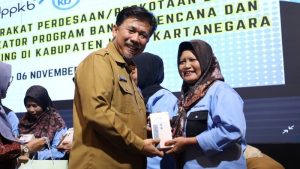 Dokumentasi Kader PPKBD Kukar yang Mendapat Fasilitas Smartphone Untuk Mempermudah Pelaporan Stunting