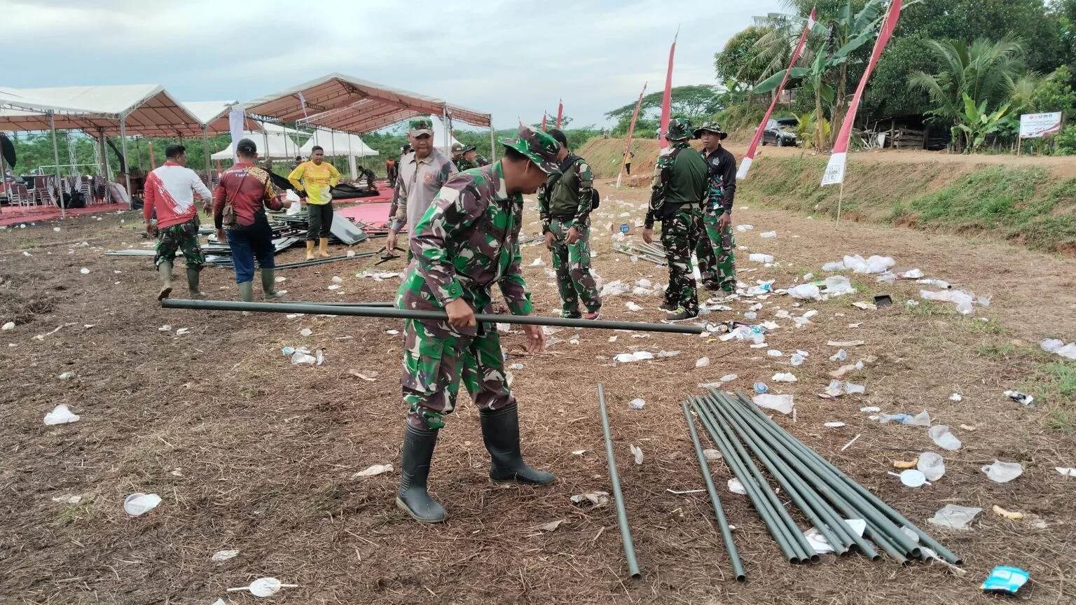 Gotong Royong Anggota Kodim 0906/Kkr Usai Penutupan TMMD ke-122