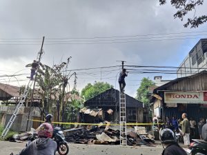 Teks foto : Warung Nasi Goreng dan Rumah kosong sewaan (Nur Fadillah Indah) Teks foto : Warung Nasi Goreng dan Rumah kosong sewaan (Nur Fadillah Indah)