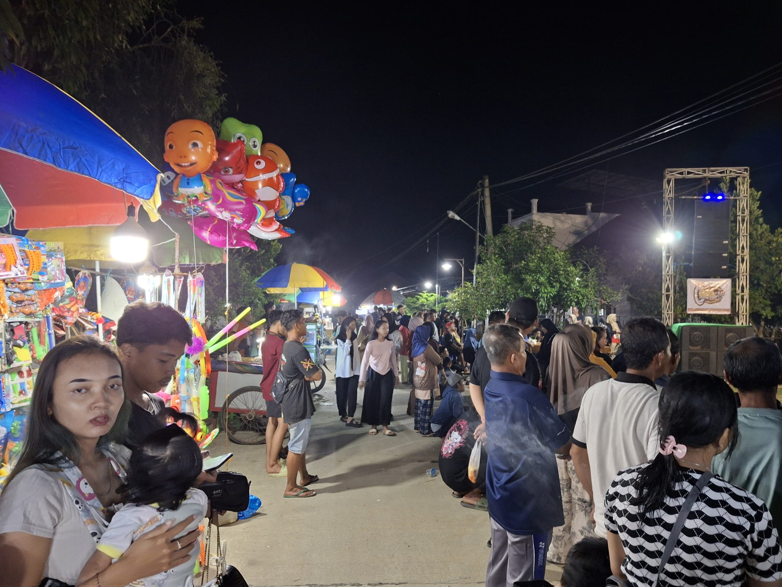 Para Pedagang UMKM di Sepanjang Jalan Area Lapangan Volly, Kelurahan Maluhu, Tenggarong.