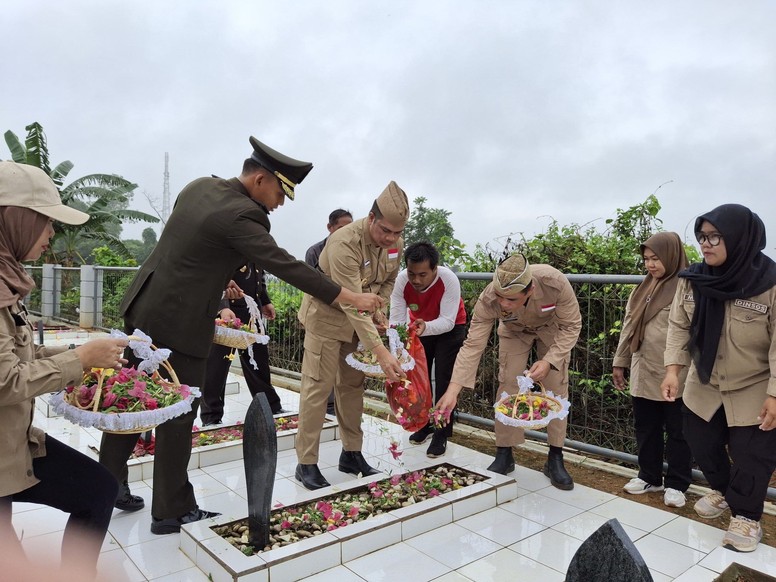 Penaburan bunga di Taman Makam Pahlawan (Foto: Nur Faradilla Indah)