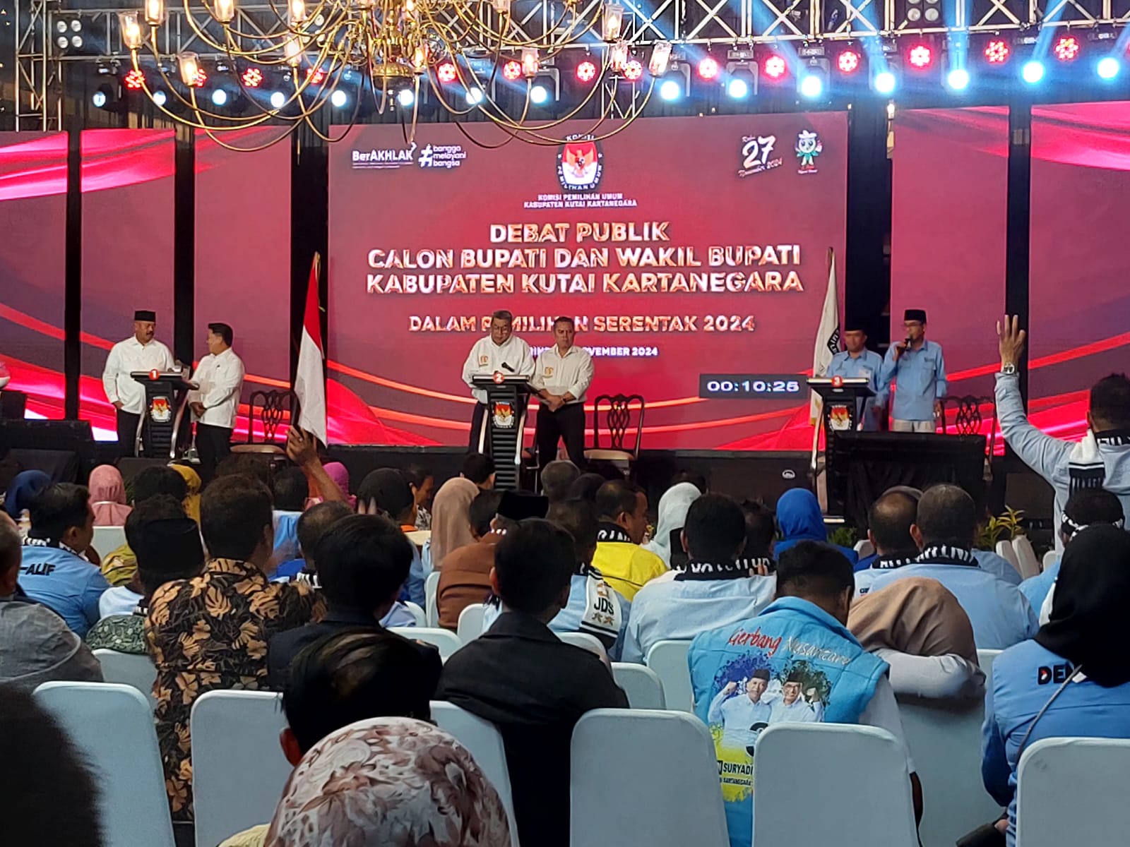 Caption: Suasana debat perdana yang digelar Komisi Pemilihan Umum (KPU) Kabupaten Kutai Kartanegara (Kukar) untuk Pilkada 2024 di Samarinda.