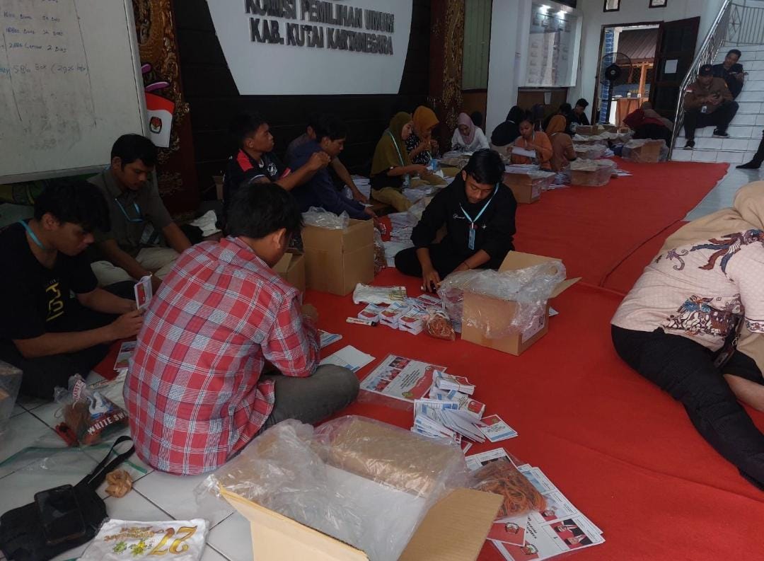 Caption: Proses penyortiran dan pelipatan surat suara untuk Pemilihan Kepala Daerah (Pilkada) serentak 2024 di Kabupaten Kutai Kartanegara (Kukar) telah dimulai pada 1 November 2024. 