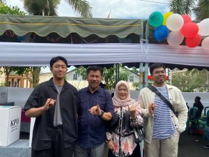 Sunggono beserta keluarga usai menggunakan hak pilih