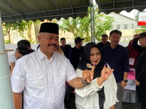 Edi Damansyah dan Istri saat mencoblos