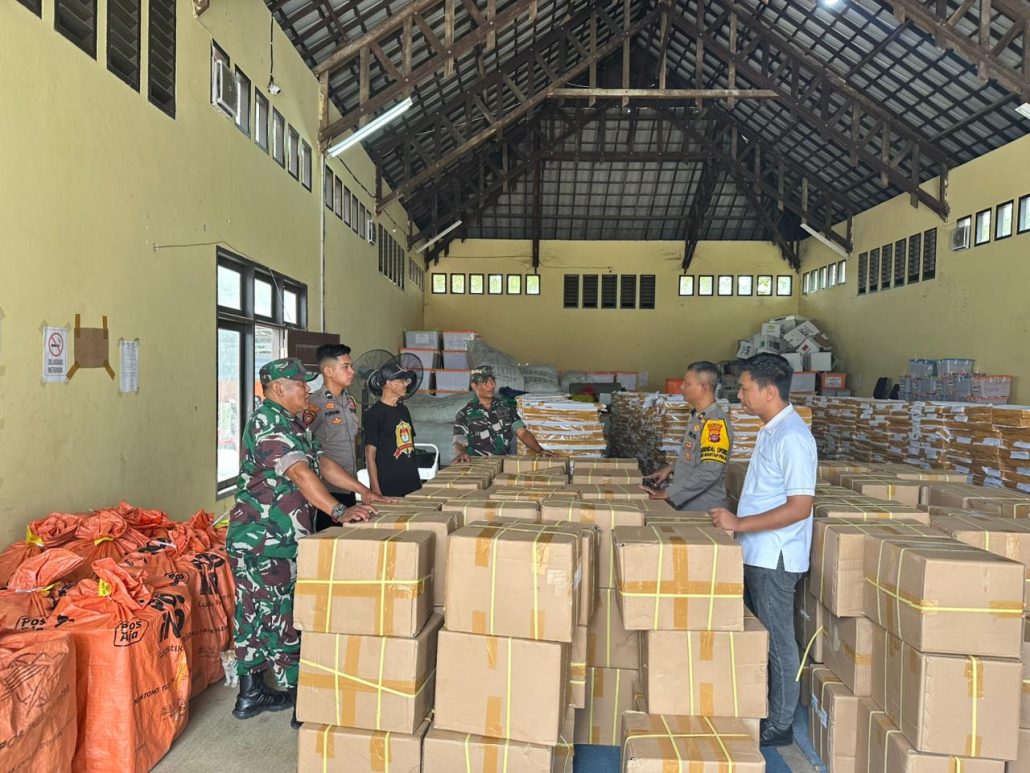 Kabag Ops Polres Kukar Melakukan Pengecekan Surat Suara