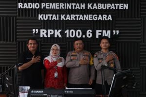 Kasi Humas Polres Kukar Ajak Masyarakat Untuk Bijak Bermedia Sosial Melalui Siaran Radio