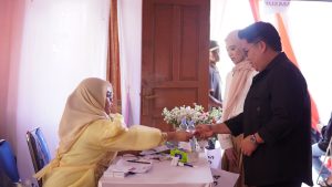Kebersamaan Wabup dan Keluarga Saat Berpartisipasi di TPS 8 Kuala Samboja